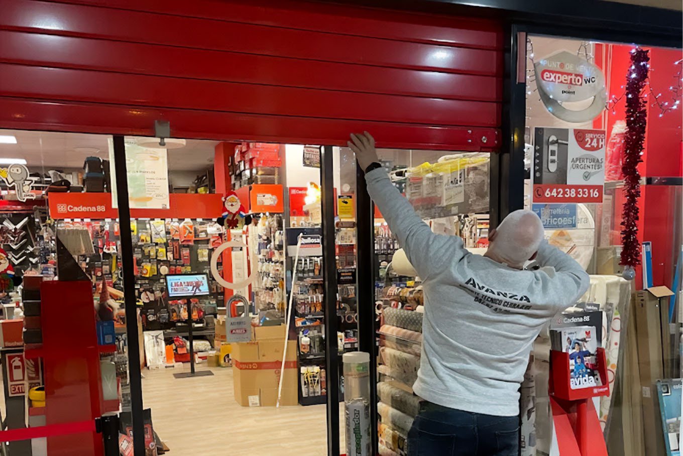 Trabajador de Cerrajeria Avanza reparando una puerta de negocio